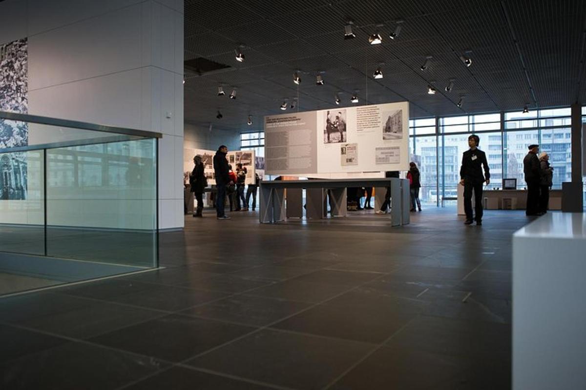 una sala amb gent dreta al voltant d'una taula en un museu