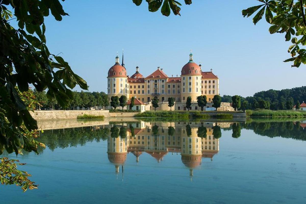 velika stavba, ki stoji na vrhu jezera