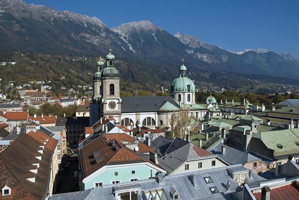 eine Luftaufnahme einer Stadt mit Gebäuden und einer Kirche