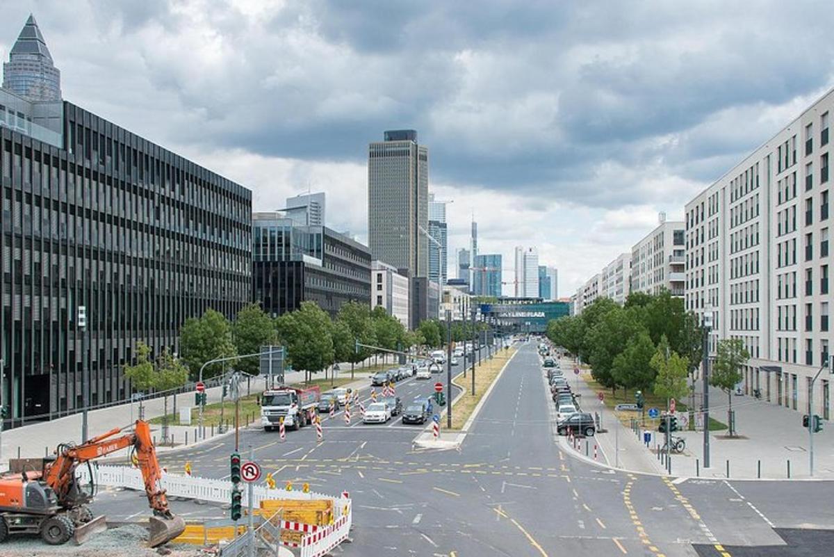 una strada cittadina trafficata con traffico in città