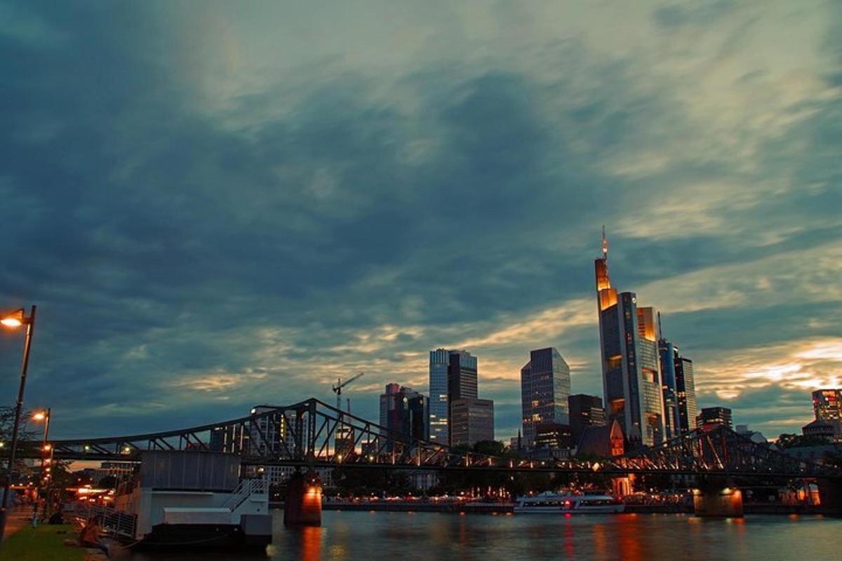 uno skyline cittadino con un ponte sopra un fiume