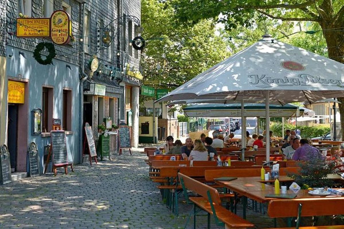 un gruppo di persone sedute in un ristorante sotto un ombrellone