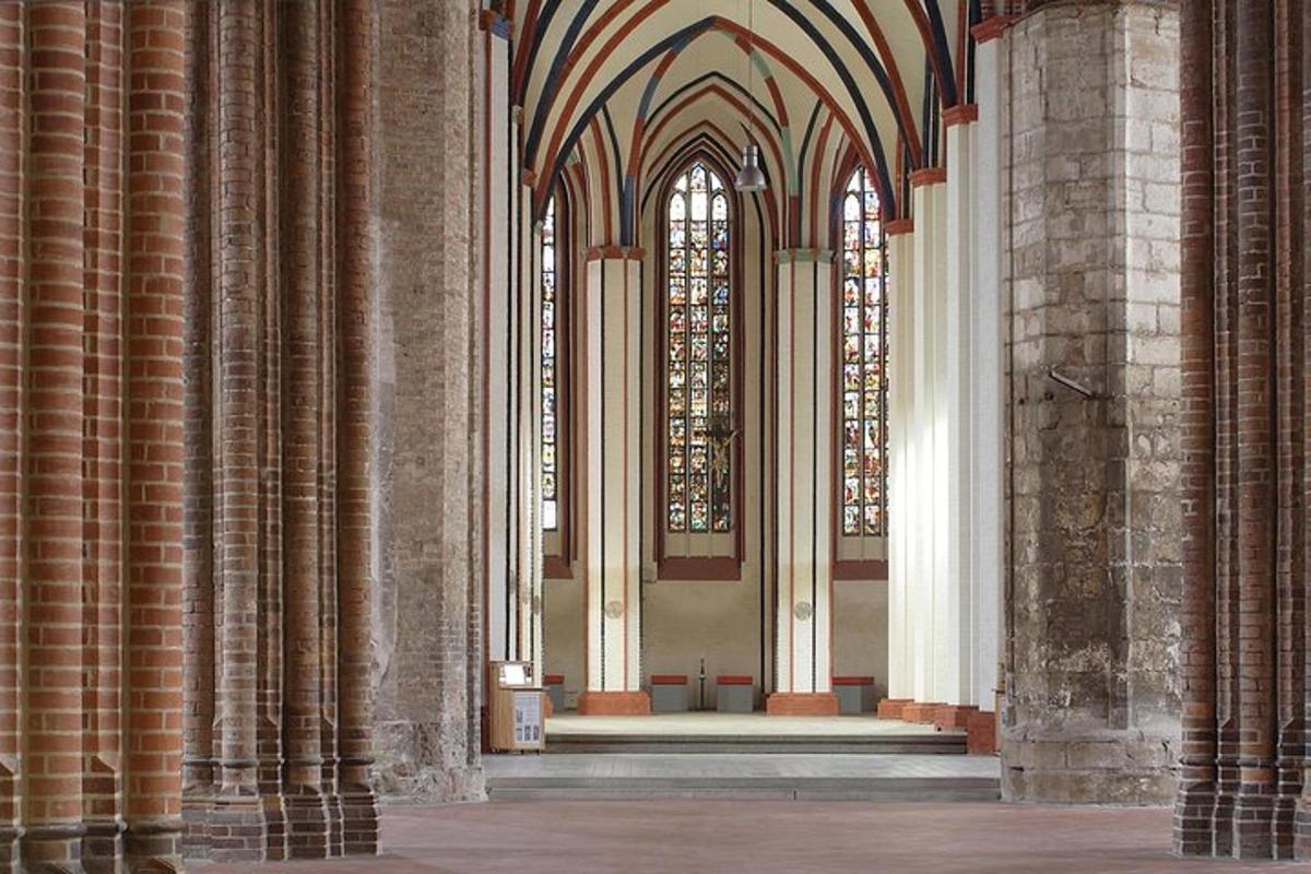 uma sala grande com tetos altos e vitrais
