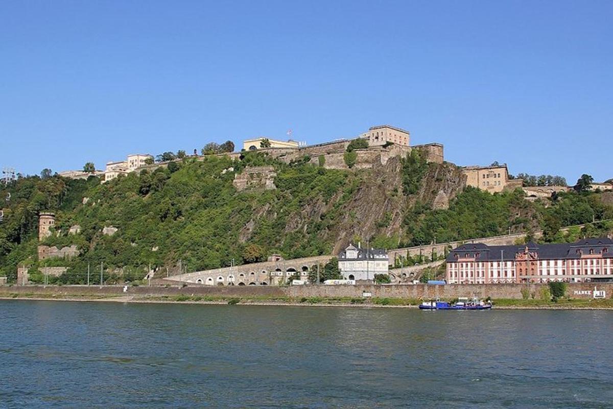 dvorac na brdu pored vodene površine