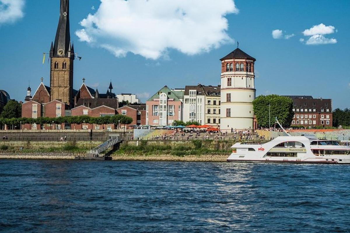 Hvítur bátur í vatninu fyrir framan borg