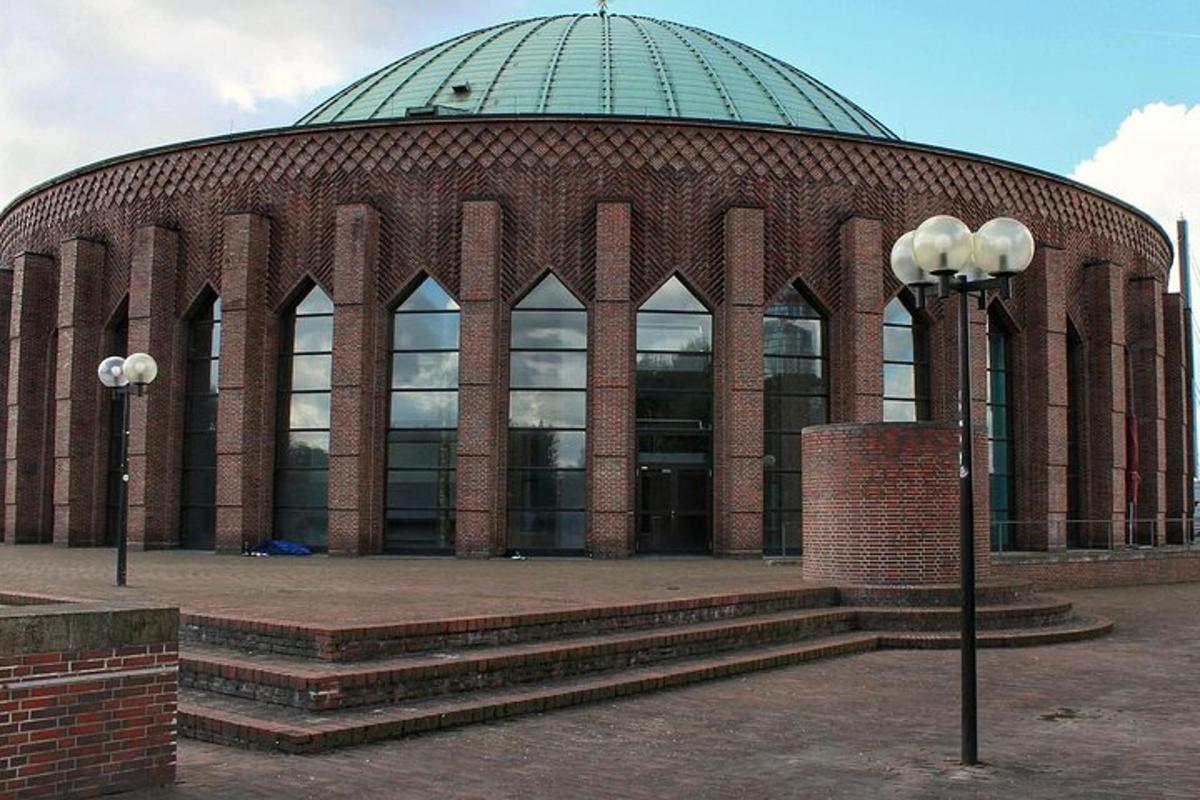велика цегляна будівля із зеленим куполом зверху