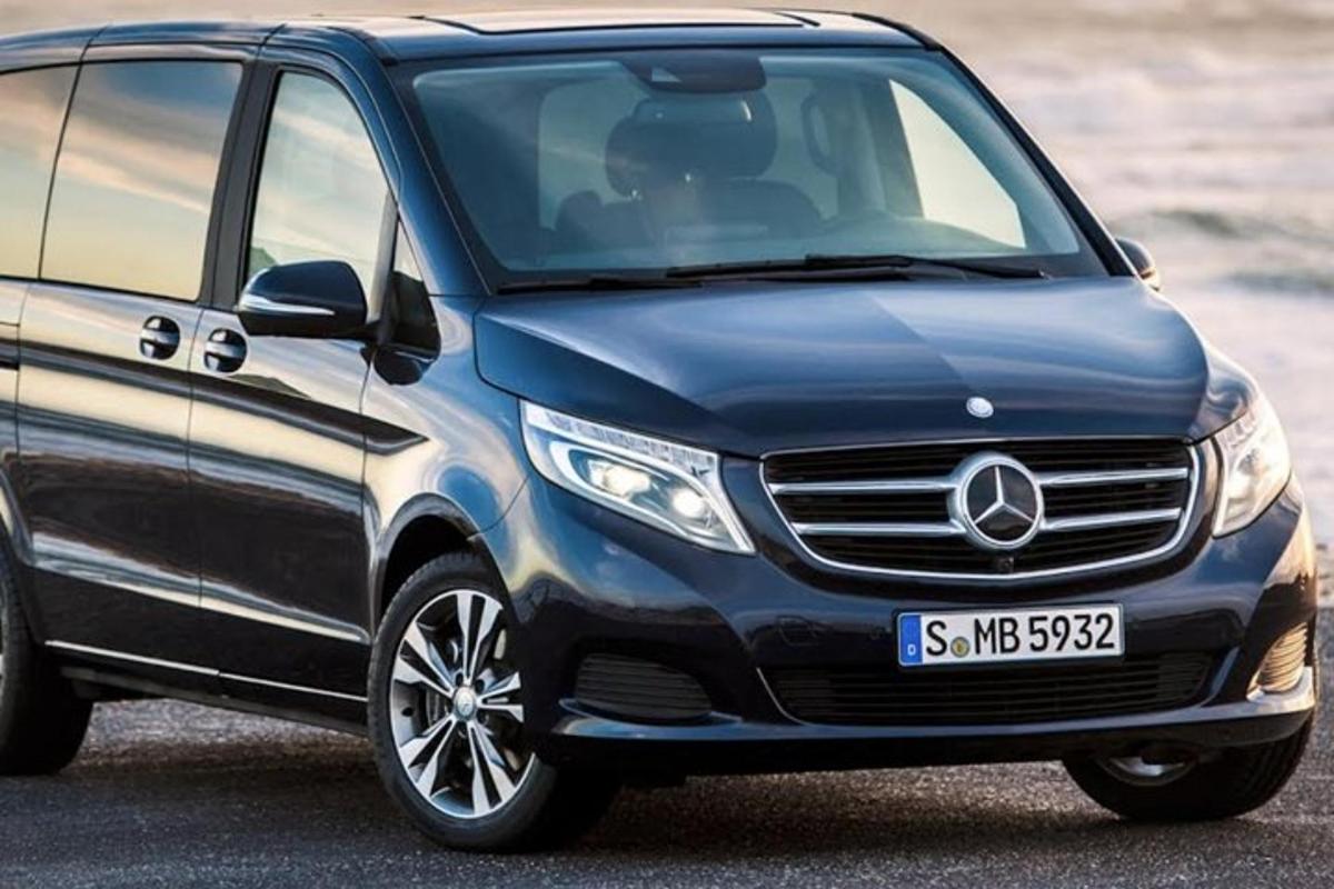 un furgone Mercedes Benz blu parcheggiato vicino alla spiaggia