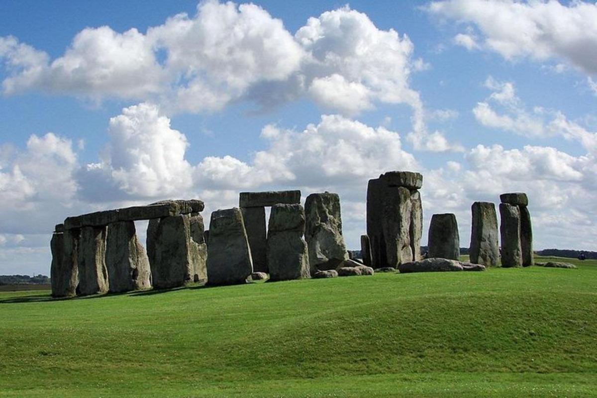 một nhóm đá stonehenge trong một cánh đồng