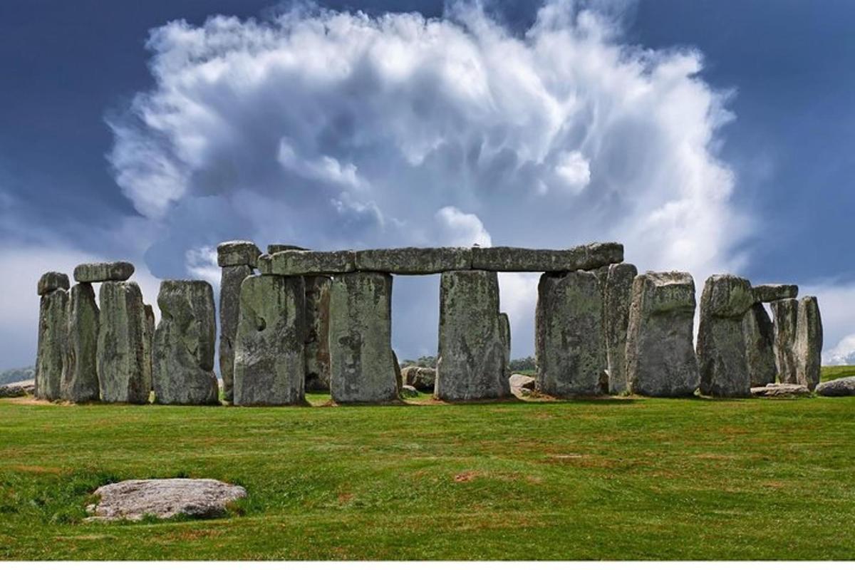 starý monument Stonehenge v travnatém poli