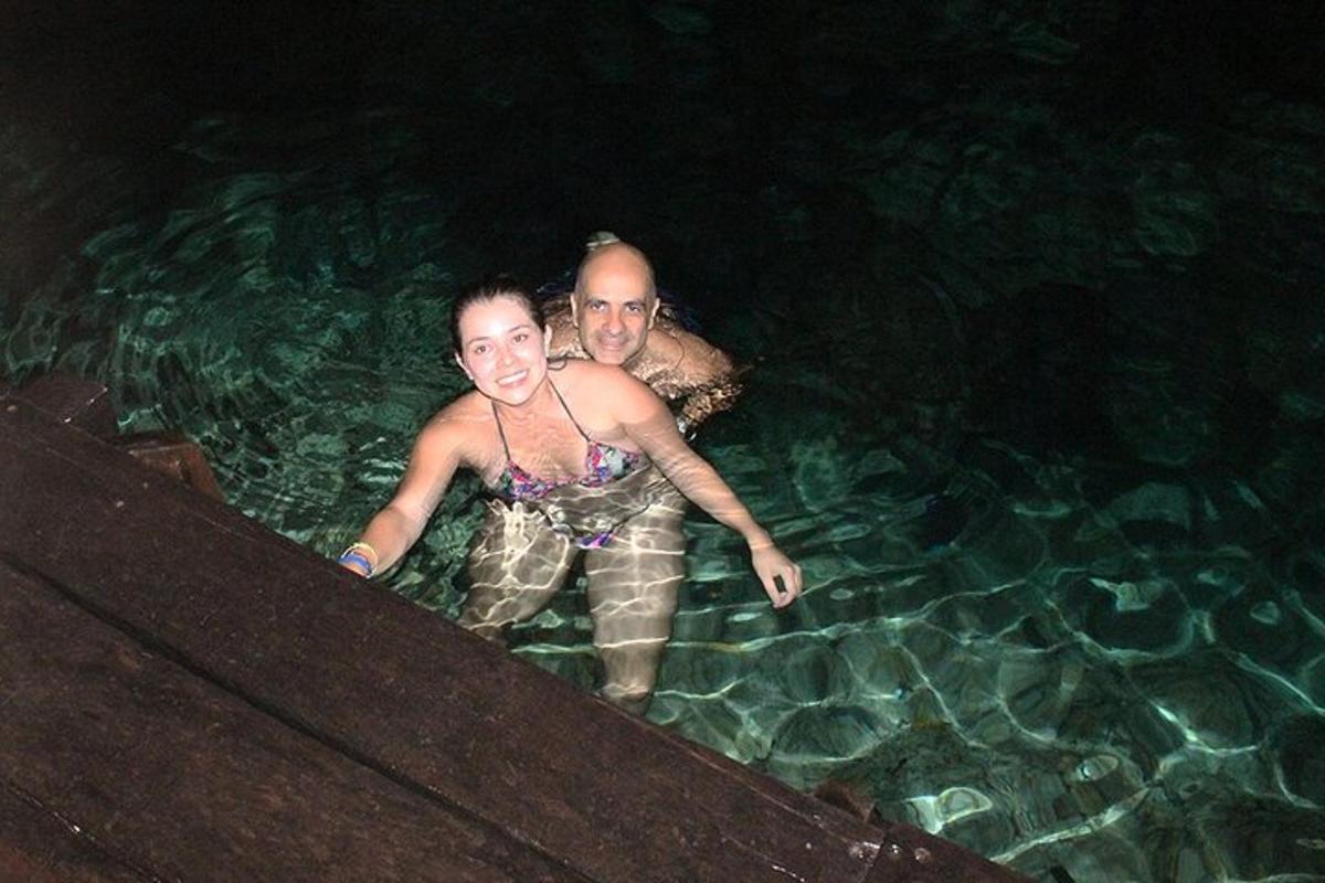 ein Mann und eine Frau in einem Wasserbecken