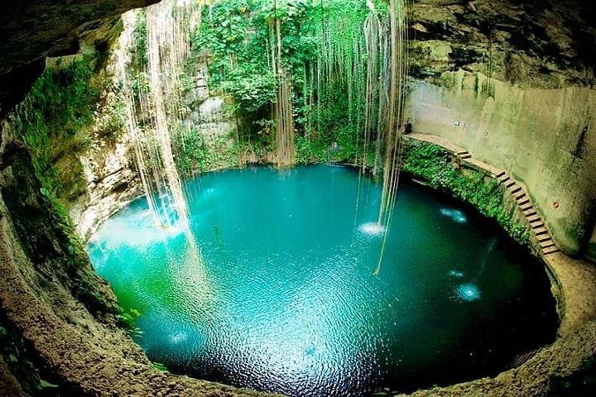 uma vista aérea de uma piscina de água com cachoeira