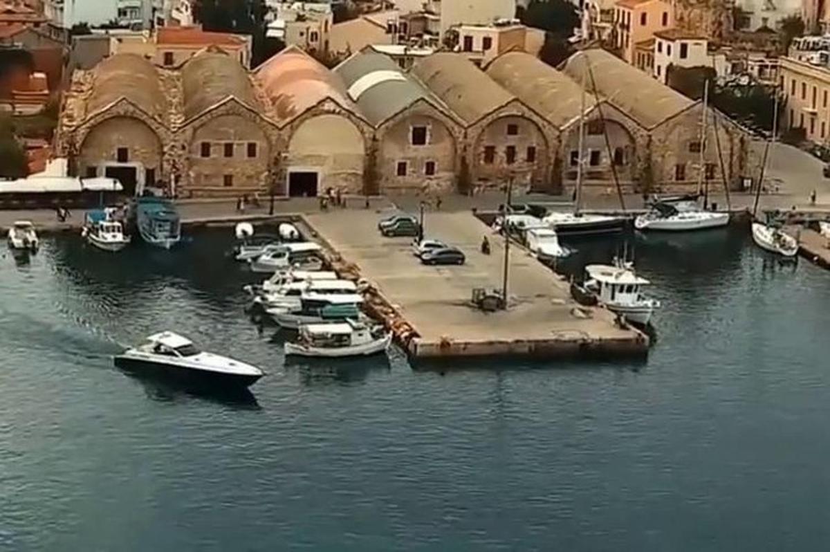 um grupo de barcos está atracado em um porto