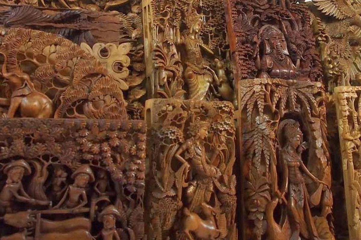 dinding dengan sekumpulan arca di atasnya