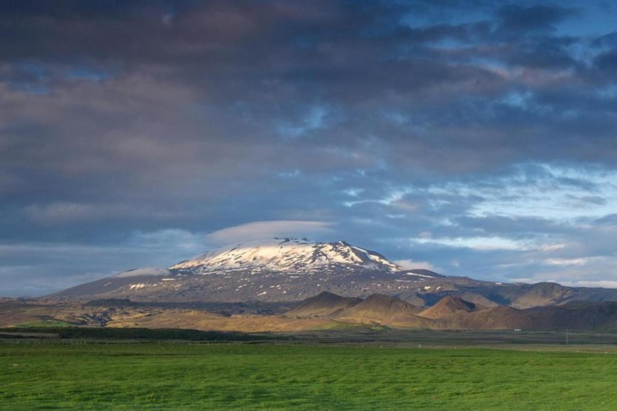 ein schneebedeckter Berg mitten auf einem Feld