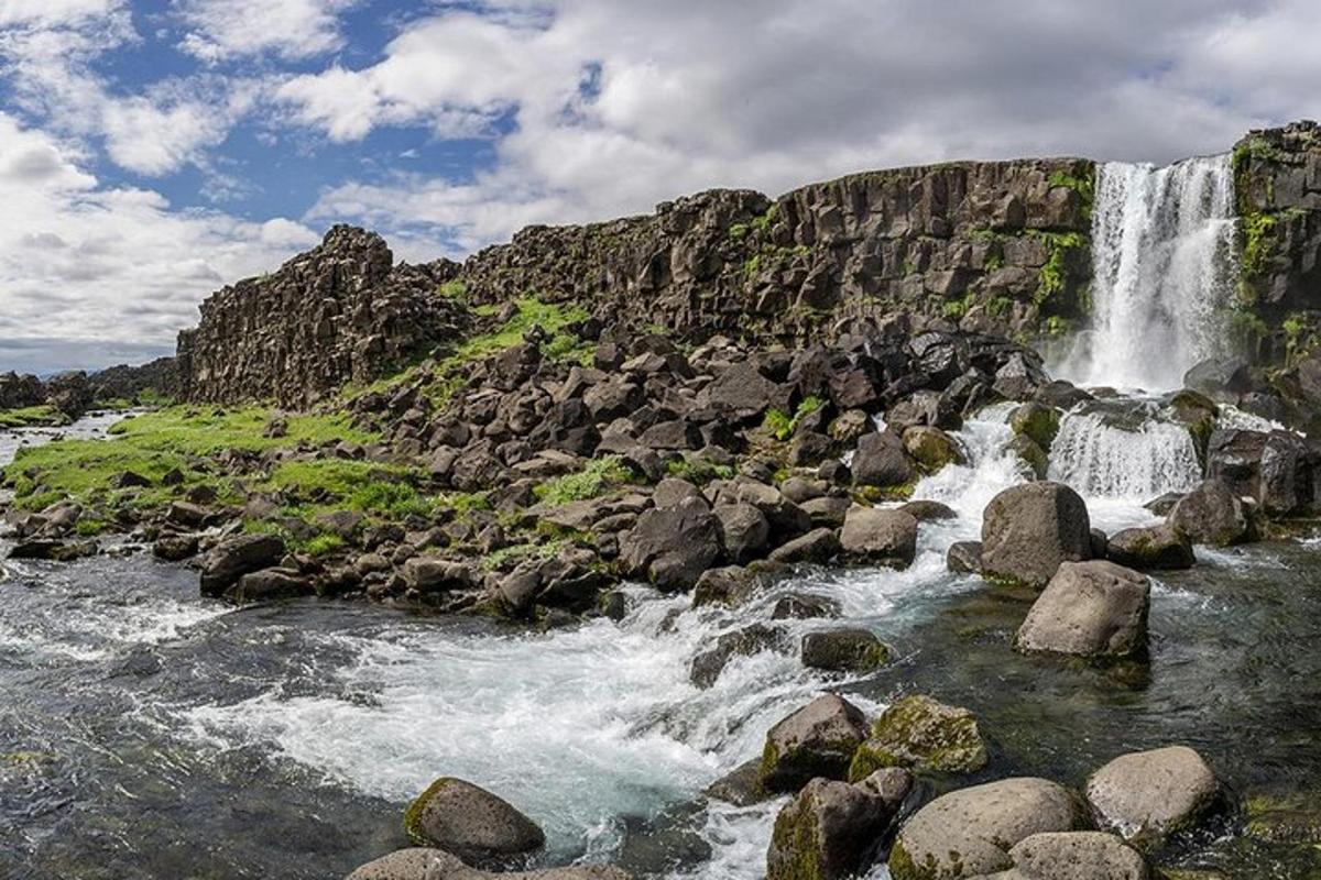 شلال على جانب جبل به صخور