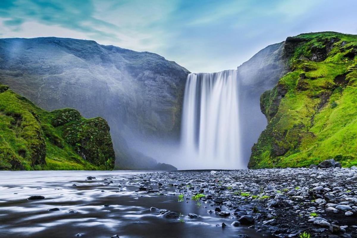 una cascada en la ladera de una montaña