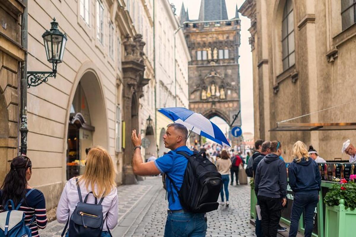 un gruppo di persone che camminano lungo una strada