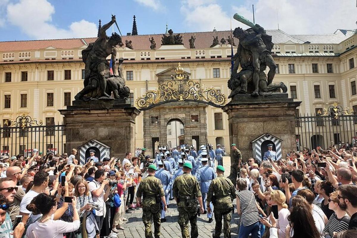 великий натовп людей, що стоять перед будівлею