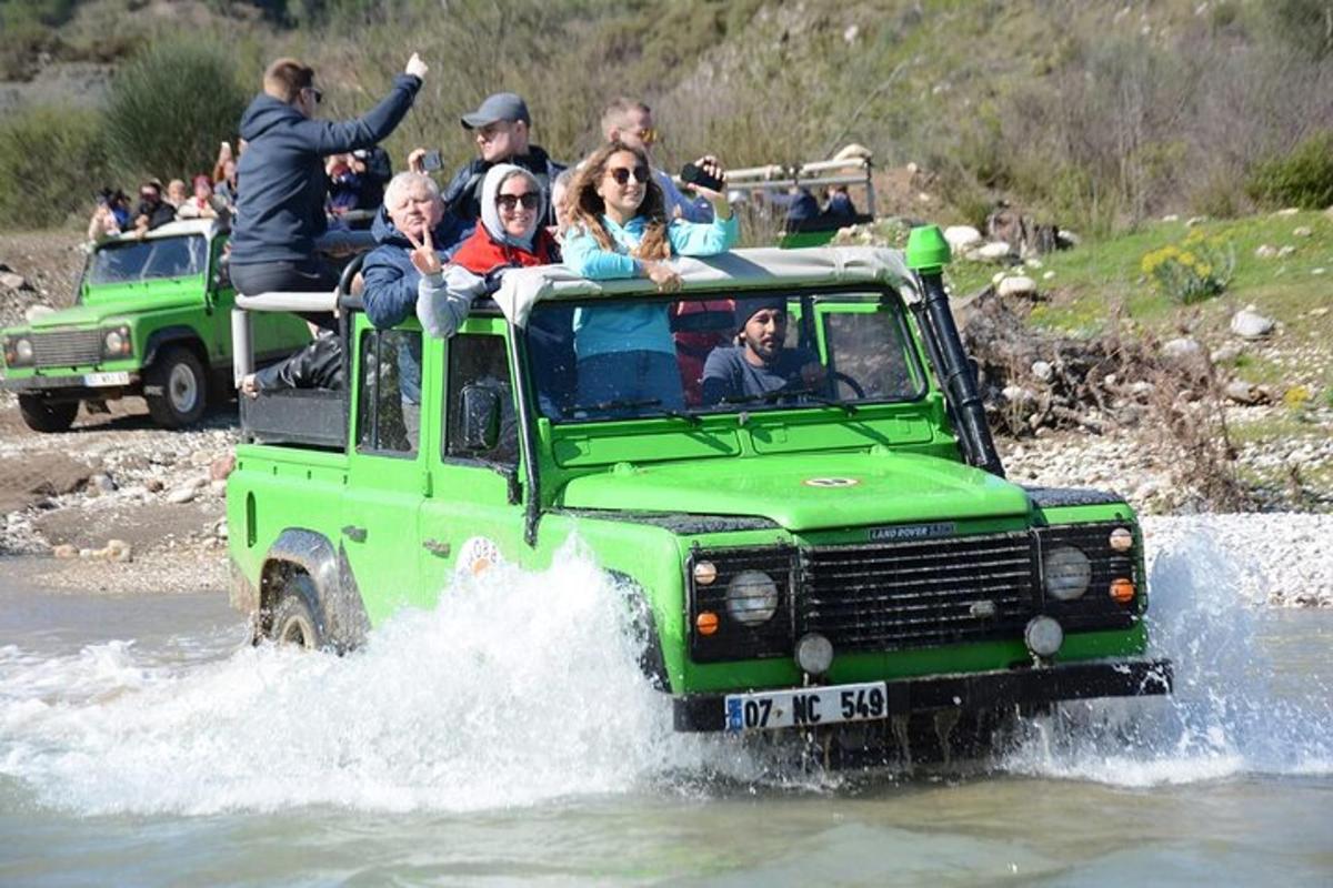 un gruppo di persone a bordo di un camion verde in acqua