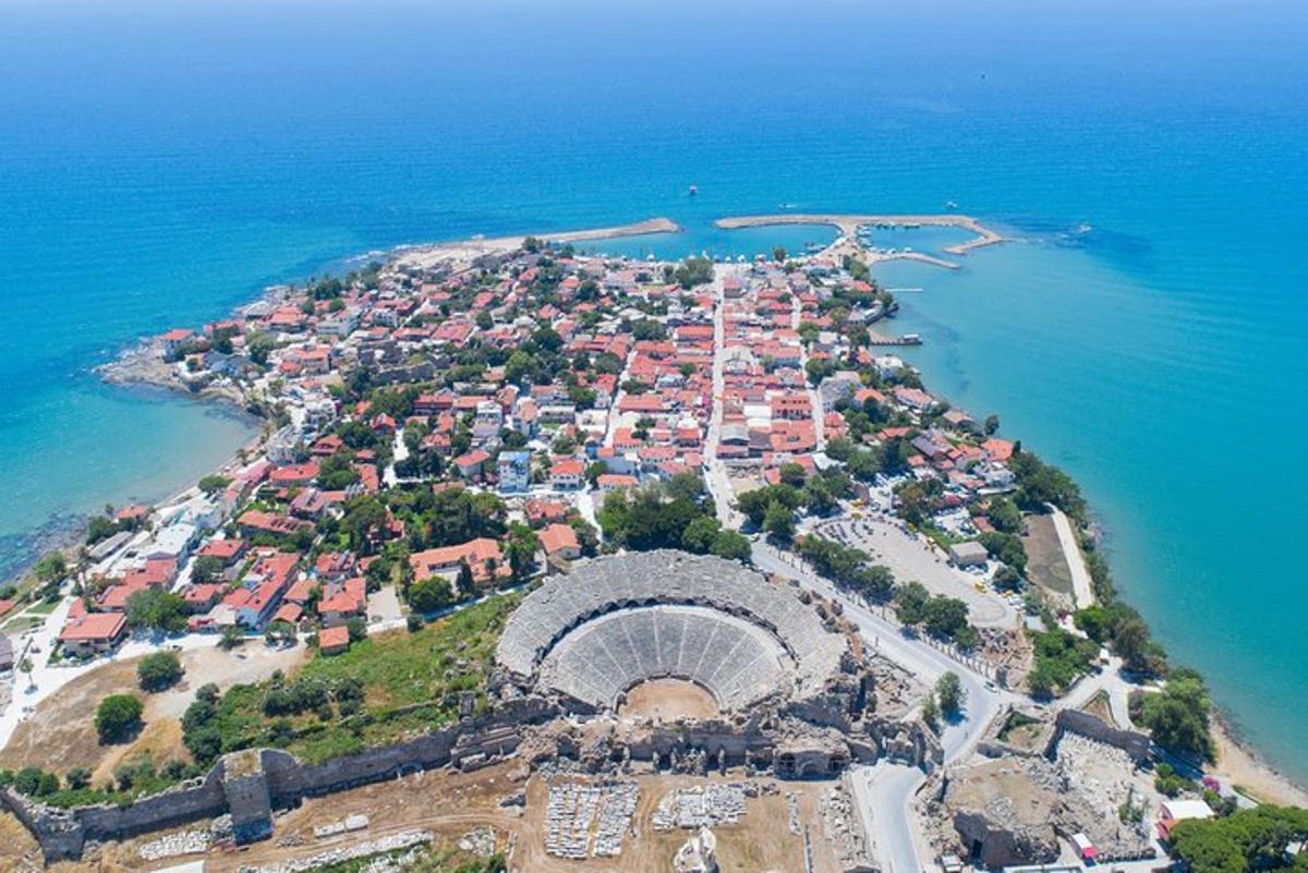 una vista aérea de una pequeña isla en el océano
