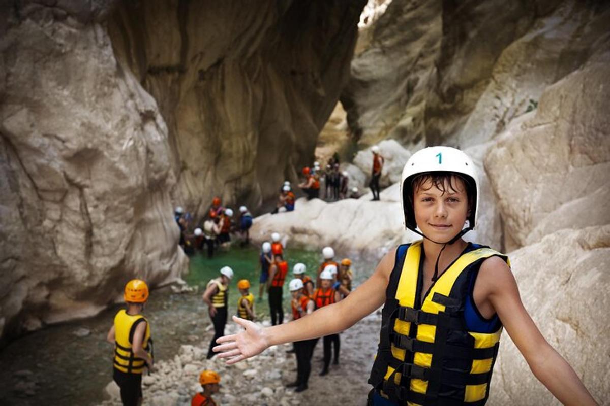 mağarada duran kasklı bir çocuk