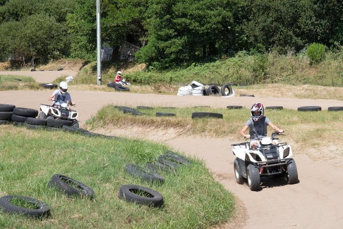 due persone su quad che percorrono una strada sterrata