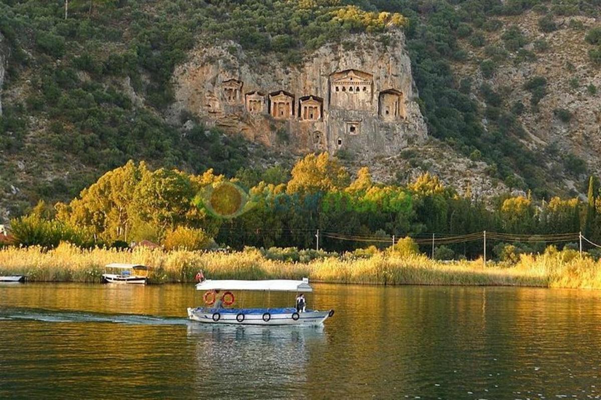 Un barco en el agua con un castillo al fondo