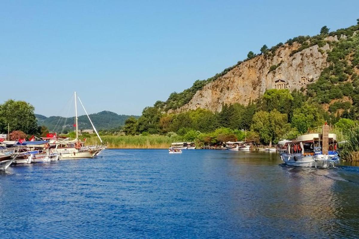 gomila brodova je usidrena na rijeci