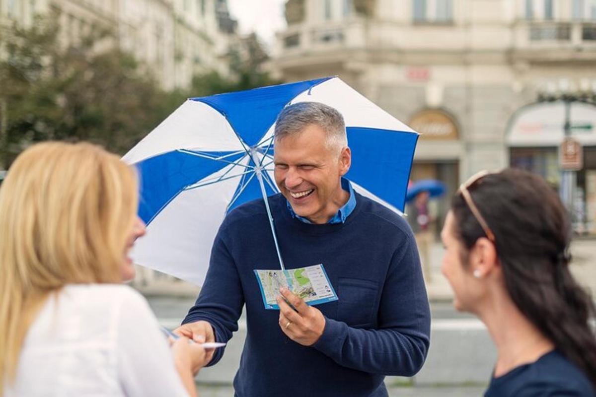 un uomo tiene in mano un ombrello blu e bianco