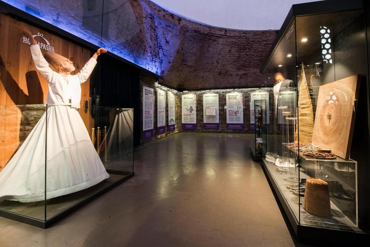 muzeum se ženou v šatech ve vitríně