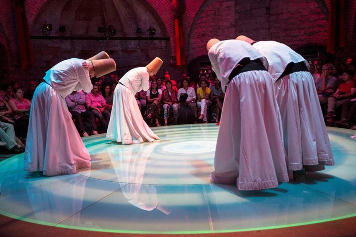 un grup de persones dempeus en cercle en un escenari