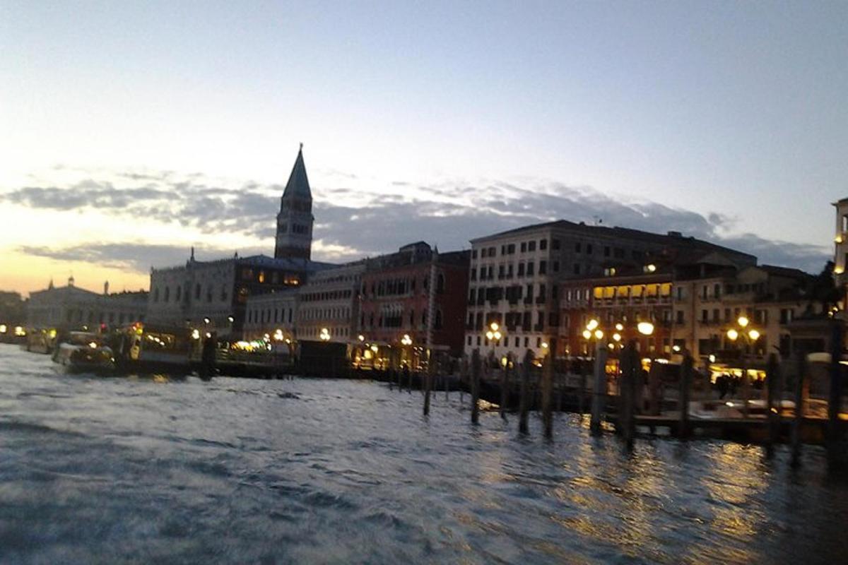 una città con un fiume con edifici e una chiesa