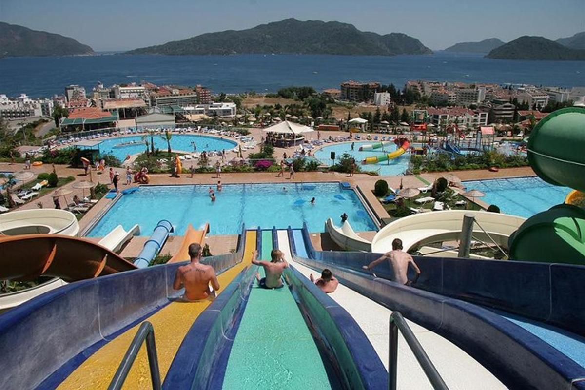 un grup de oameni într-o piscină la o stațiune
