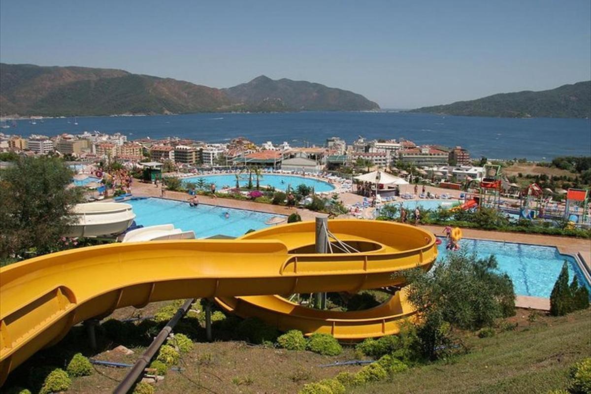 un tobogan galben în fața unei piscine