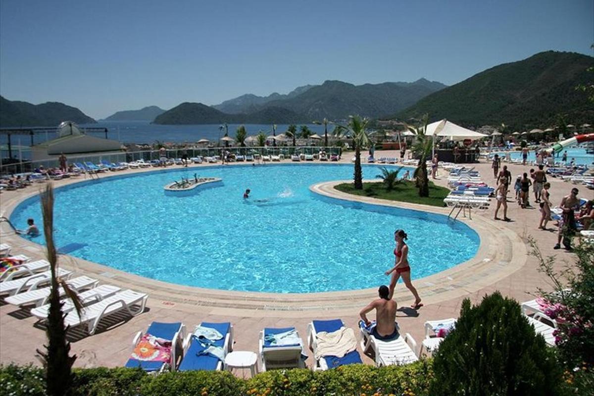 o piscină mare cu oameni într-o stațiune