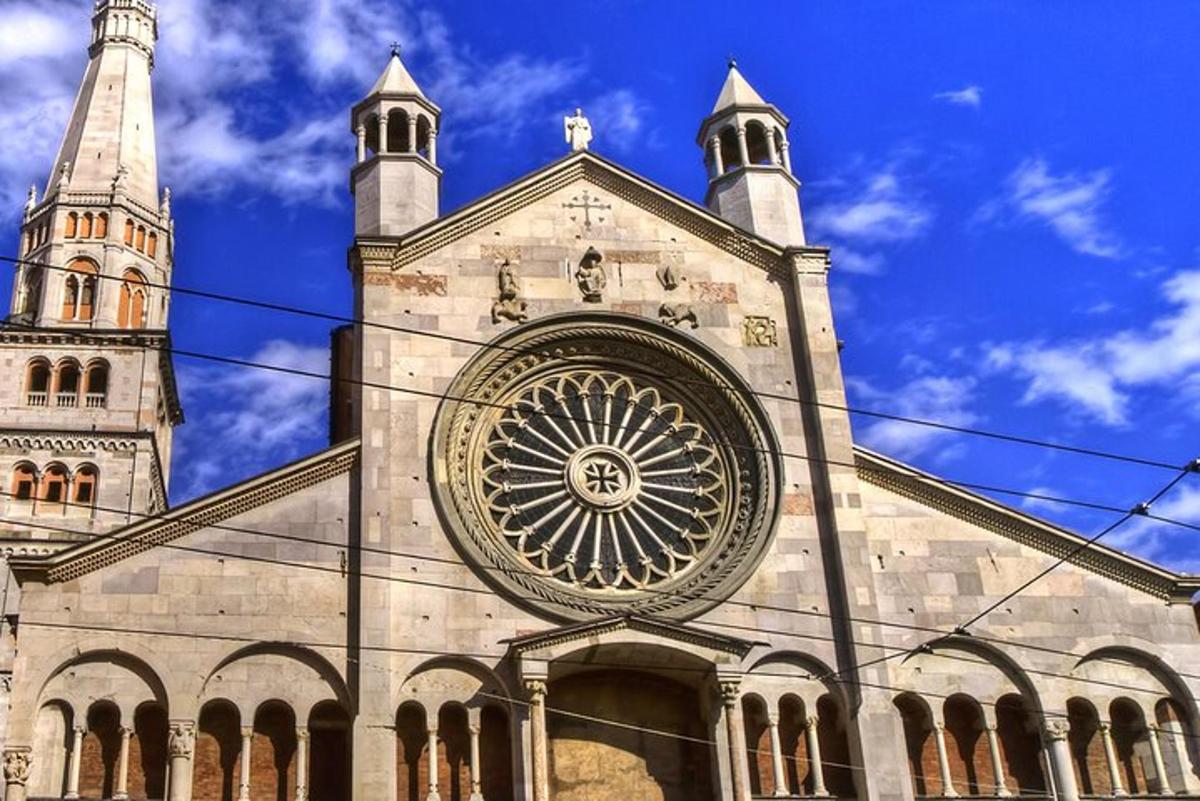 eine Kirche mit einer Uhr an der Seite