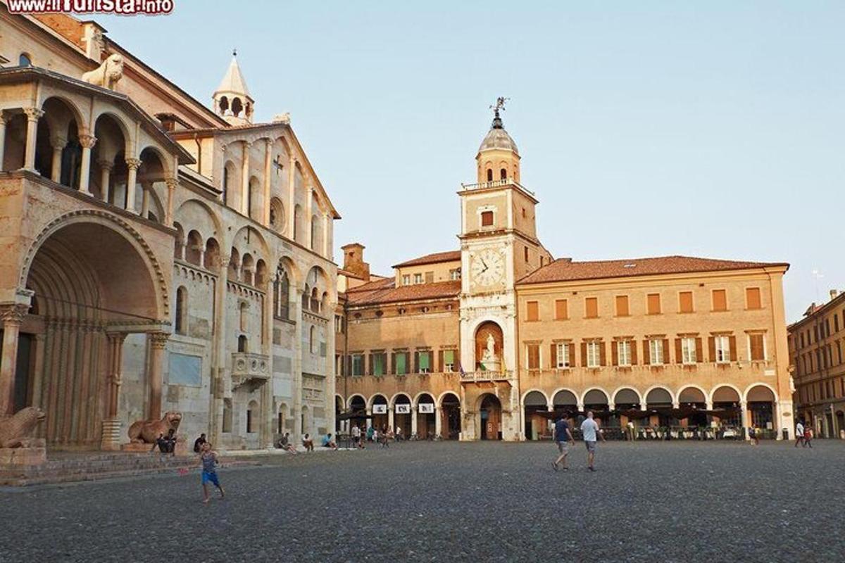 eine Gruppe von Menschen, die auf einem Stadtplatz herumlaufen