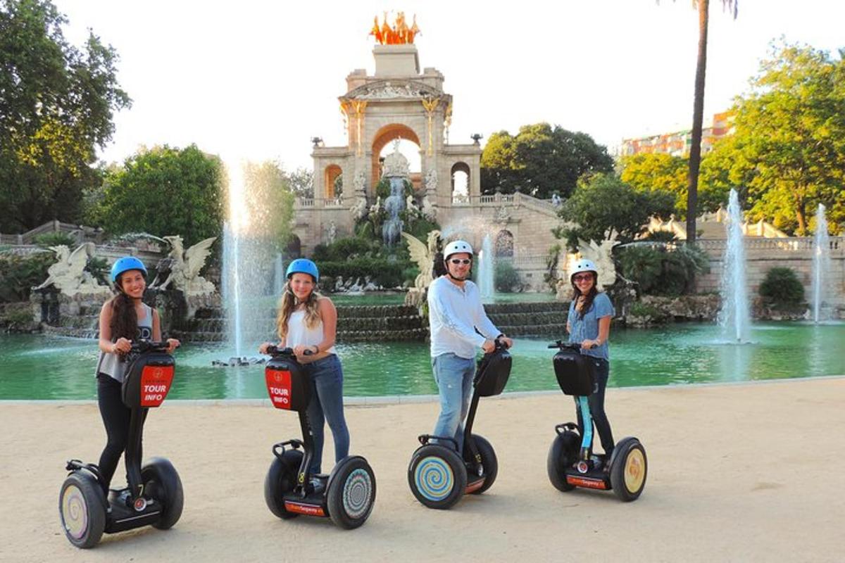 Skupina lidí jezdících na segwayích před fontánou