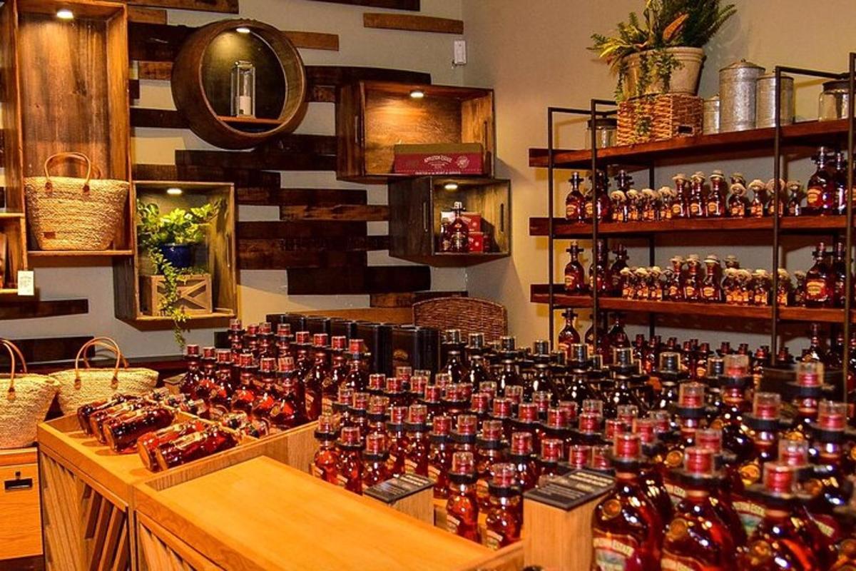 sebuah kedai yang dipenuhi dengan banyak botol yang dipamerkan