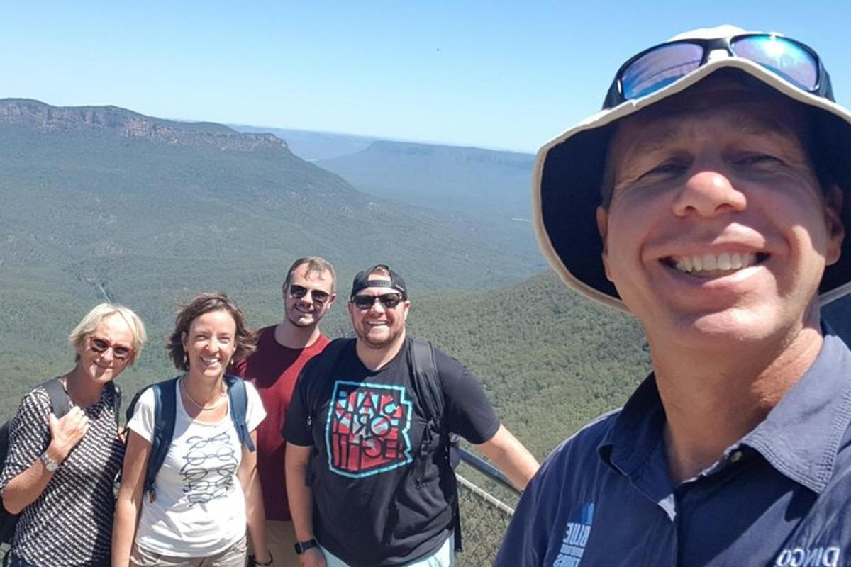 Un grupo de personas de pie en la cima de una montaña