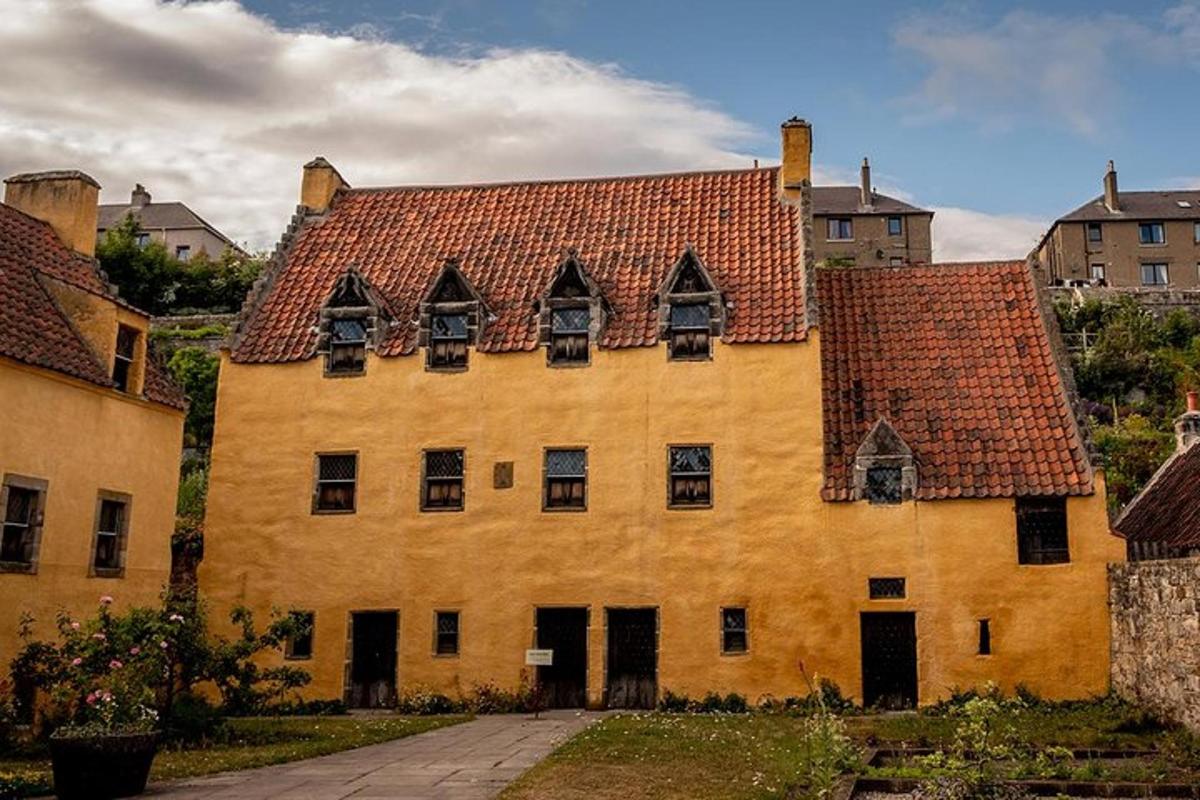 velká žlutá budova s červenou střechou