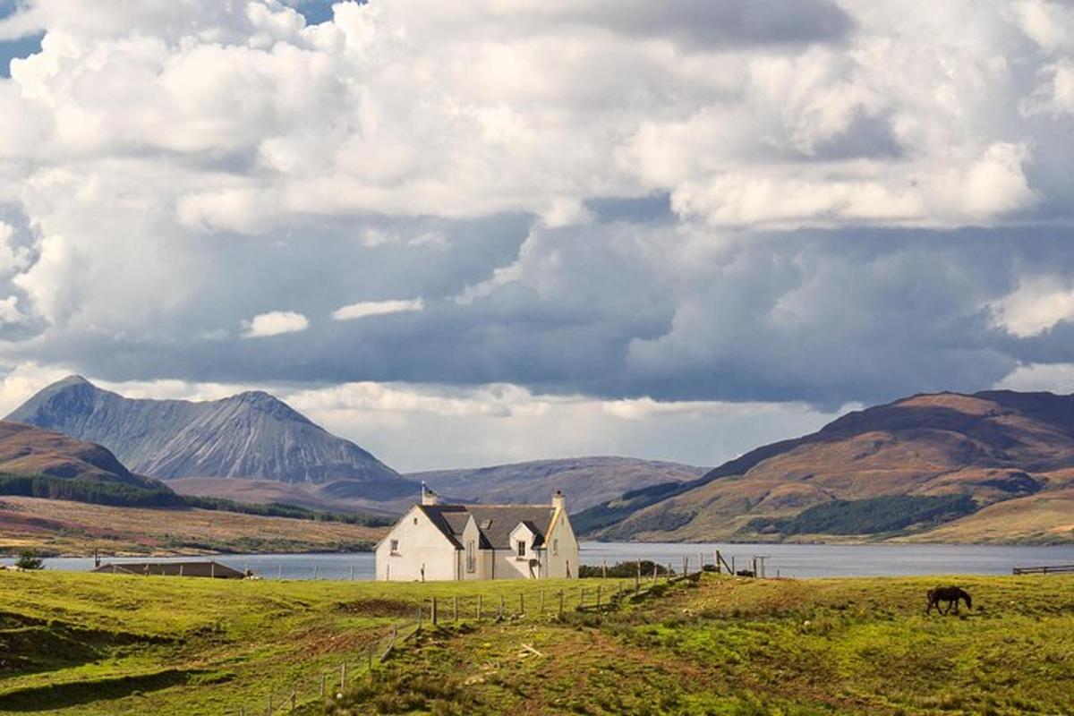 kirkja í miðjum túni með fjöllum