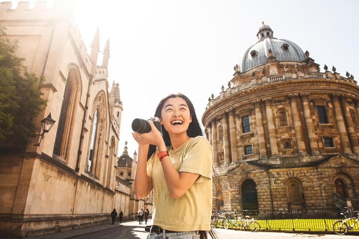 一名女子站在建筑物前，手里拿着相机