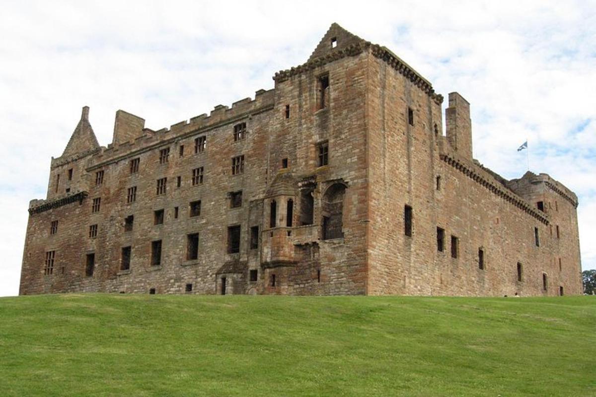 velký hrad stojící na vrcholu svěží zelené louky