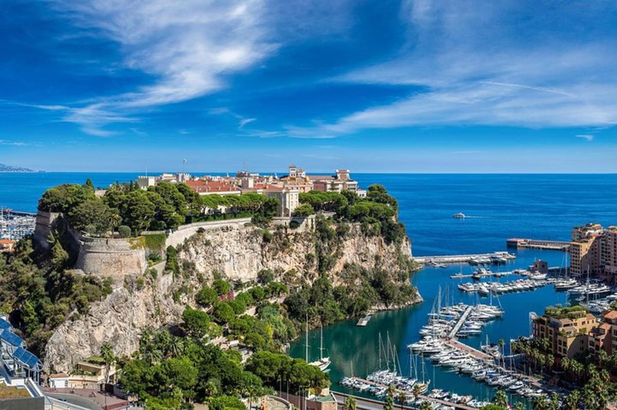 un castell a dalt d'un penya-segat vora l'oceà