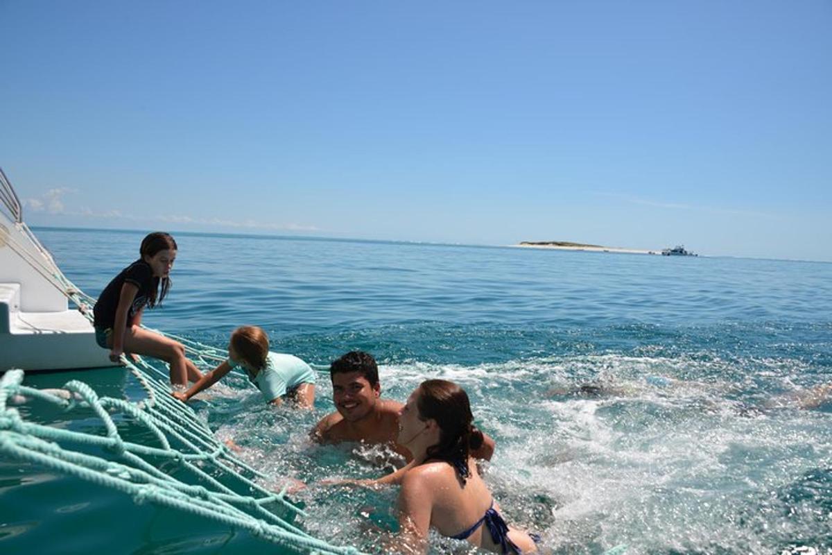eine Gruppe von Menschen auf einem Boot im Wasser