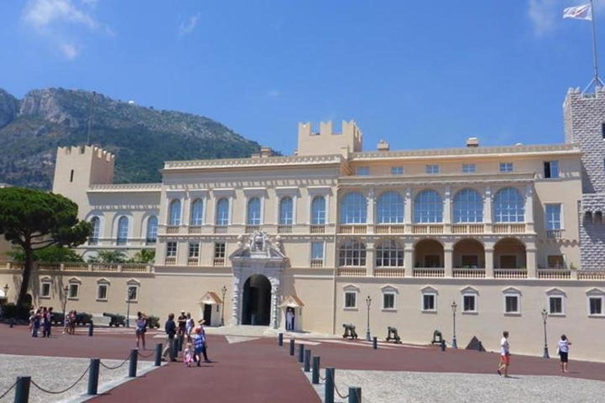 un gran edifici amb gent dreta a fora