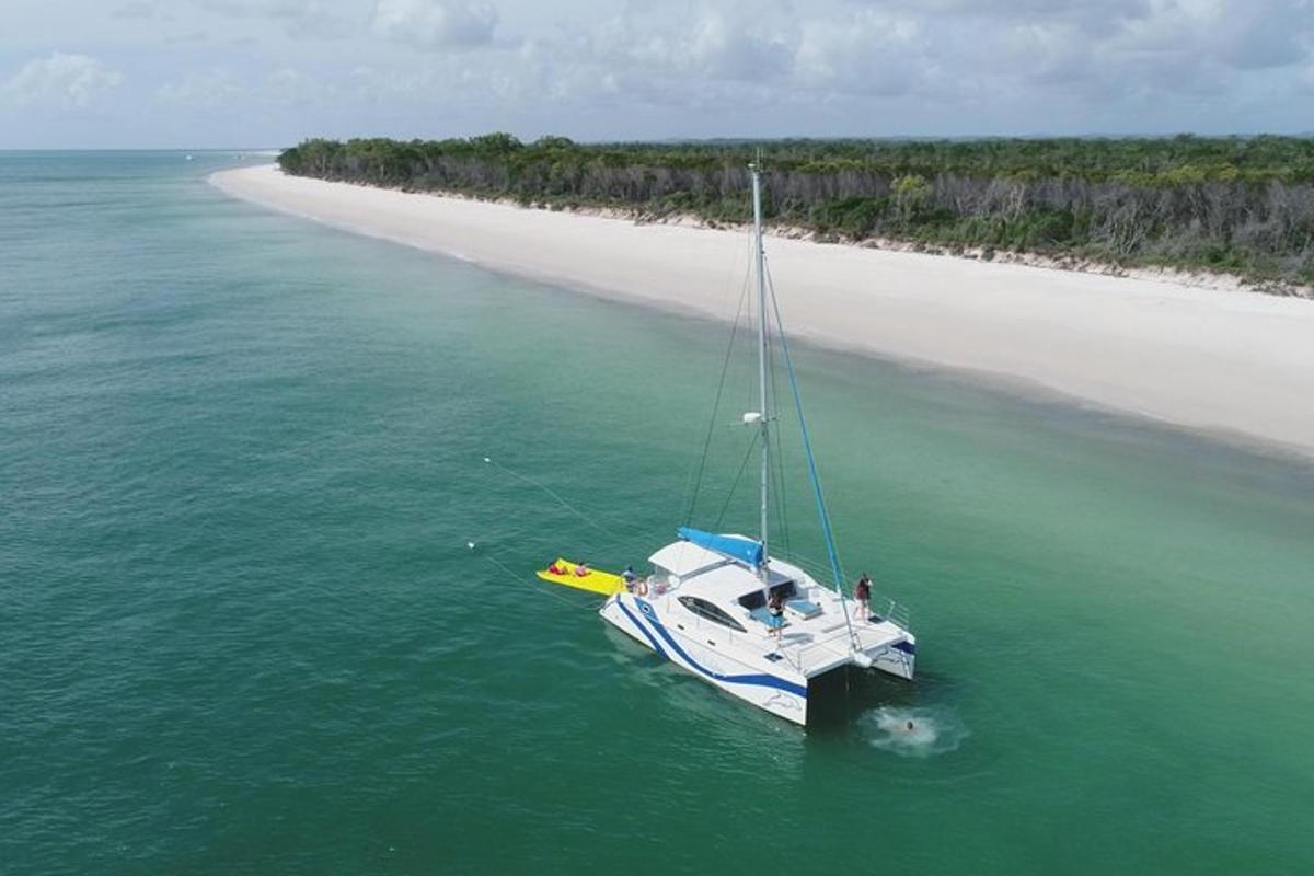 ein Boot im Wasser neben einem Strand