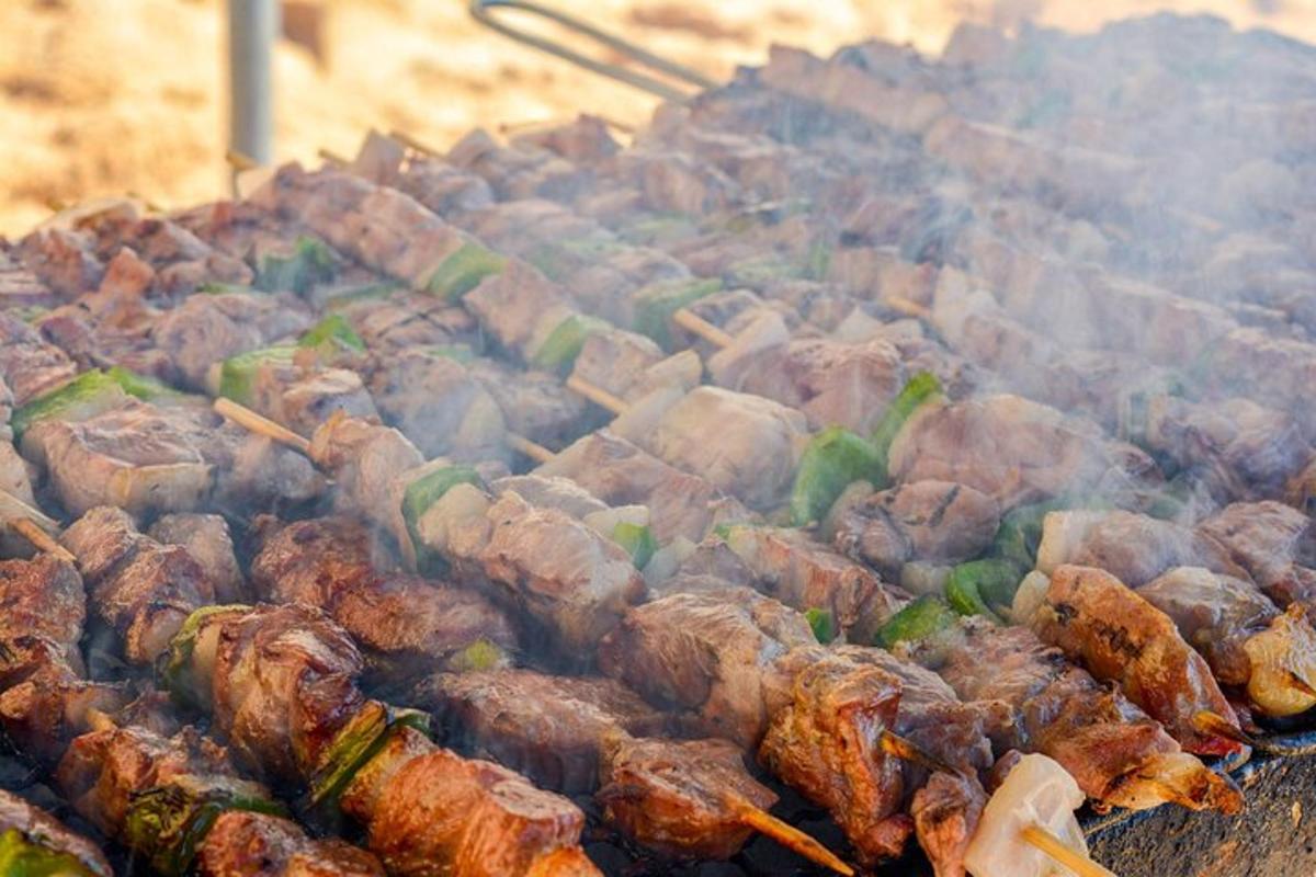 un mucchio di carne e verdure su una griglia