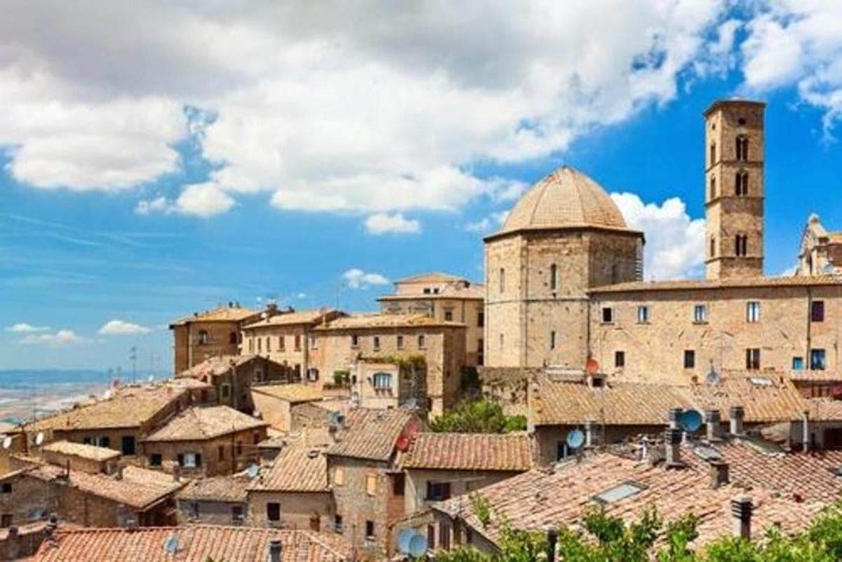 una vista d'una ciutat amb un castell i teulades
